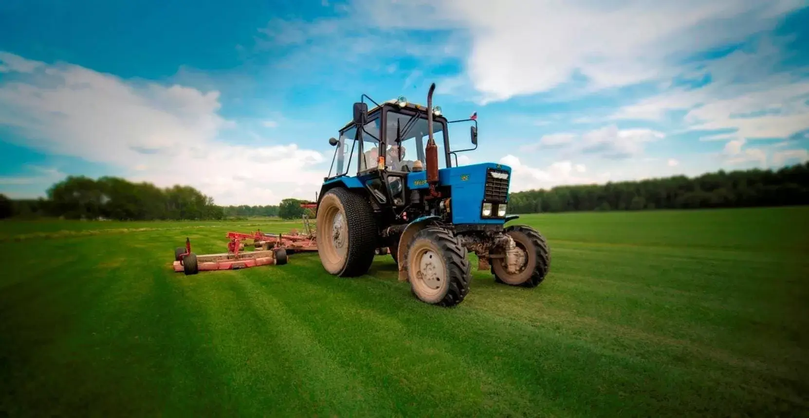 Техника на производственном поле Уход за газоном на производстве