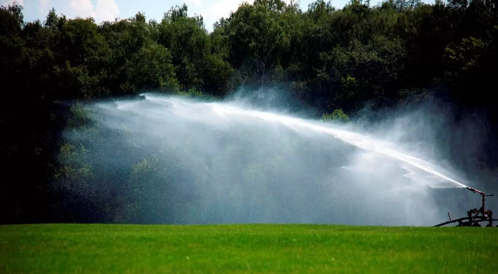 Автополив газона на производственном поле Полив газона на производственном поле